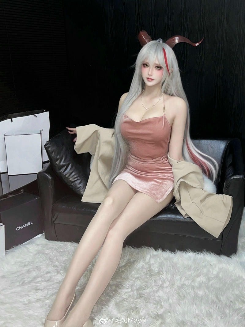 ảnh cosplay cute khoe vú