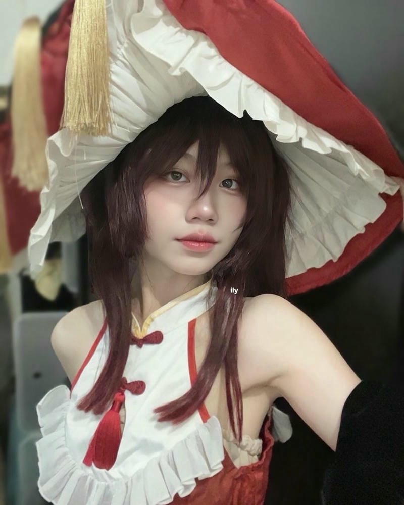 ảnh cosplay phù thủy cute