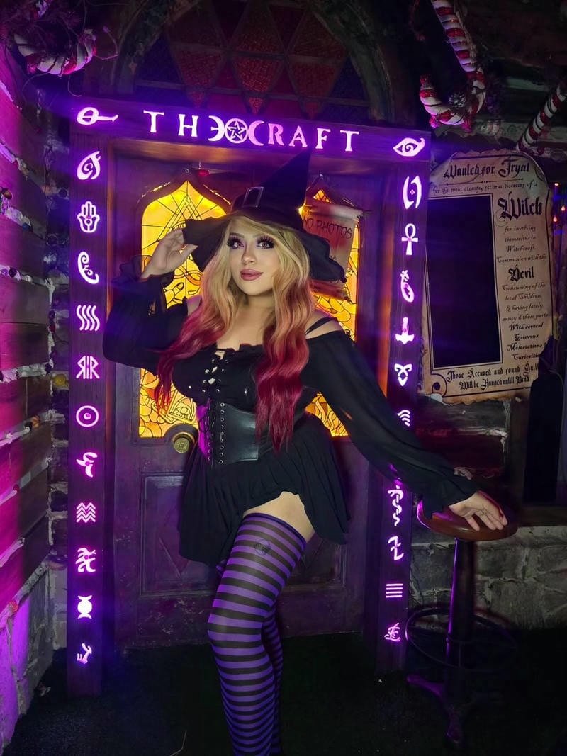 ảnh cosplay phù thủy đáng yêu