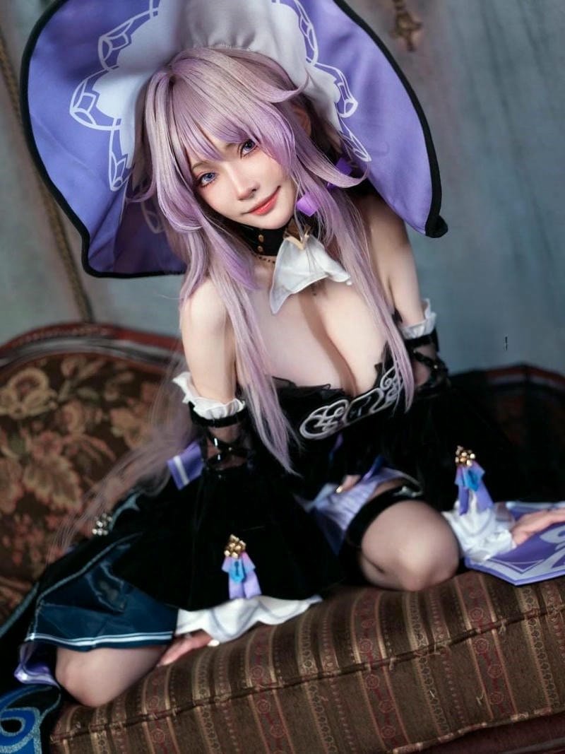 ảnh cosplay phù thủy vú to