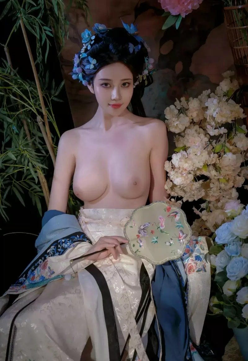 con gái không mặc đồ cosplay cổ trang