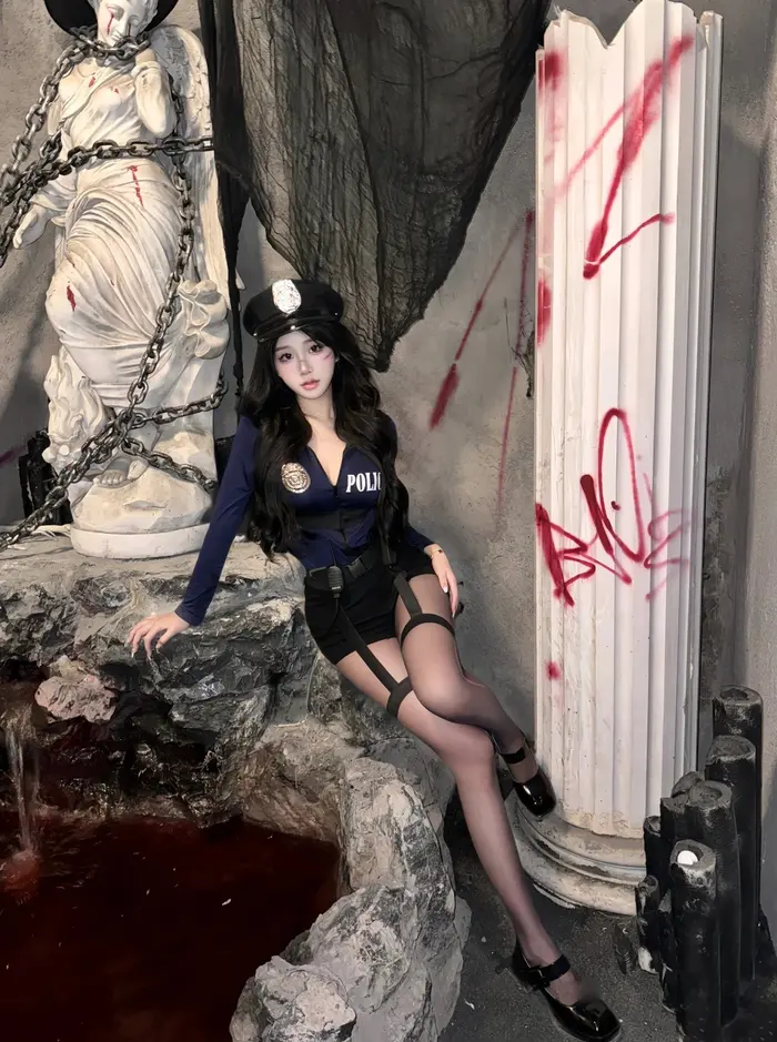 cosplay cảnh sát cuốn hút