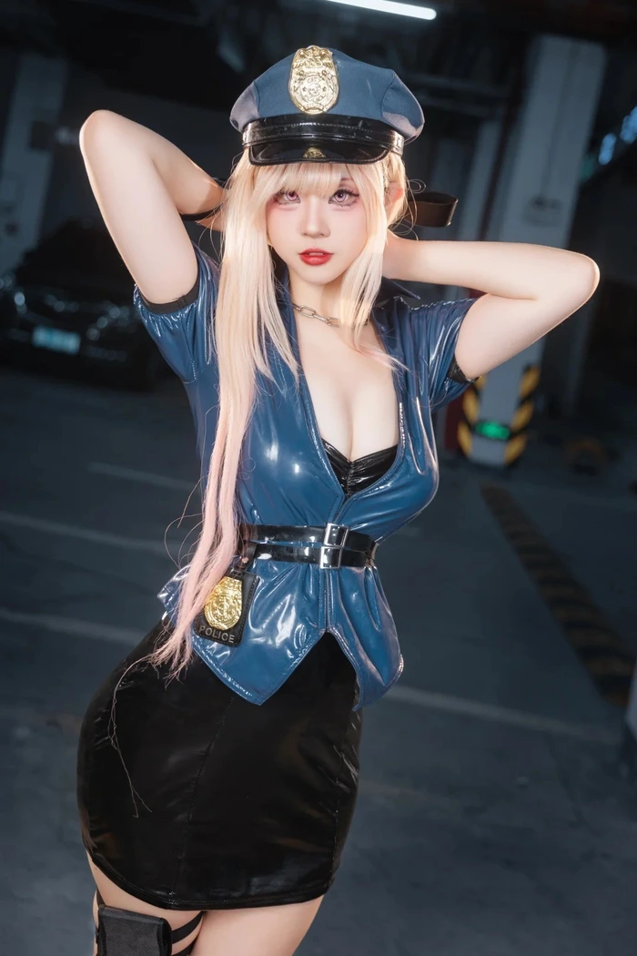 cosplay cảnh sát đáng yêu