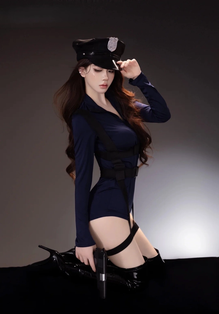 cosplay cảnh sát trẻ trung