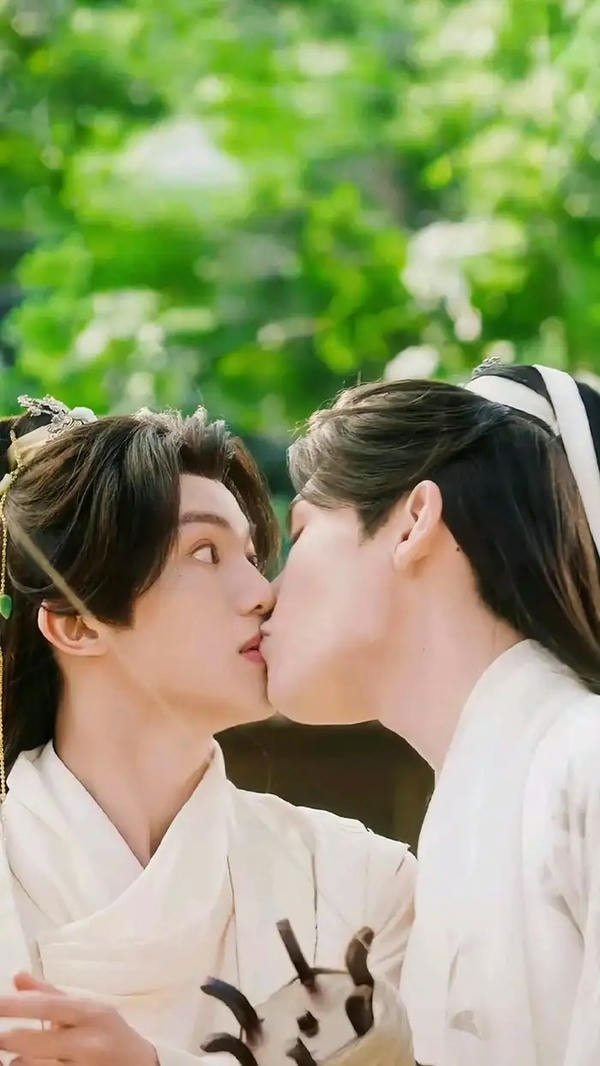 cosplay đam mỹ hôn nhau