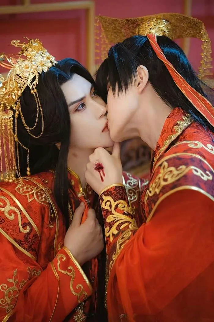 cosplay đam mỹ hôn nhau