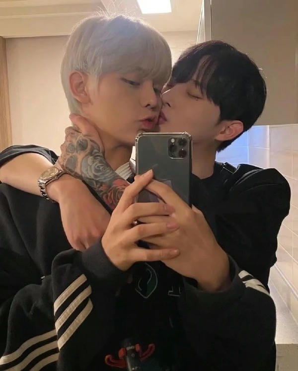 cosplay đam mỹ hun nhau