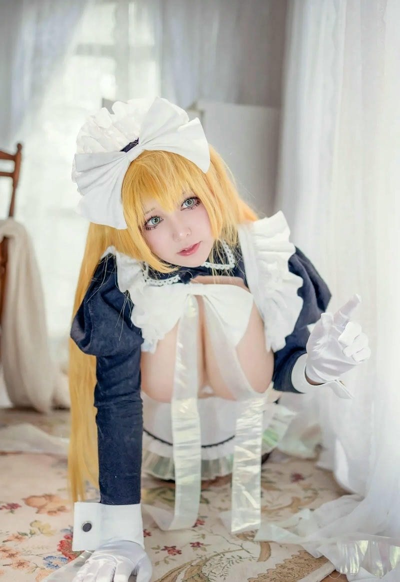 cosplay hầu gái bưởi