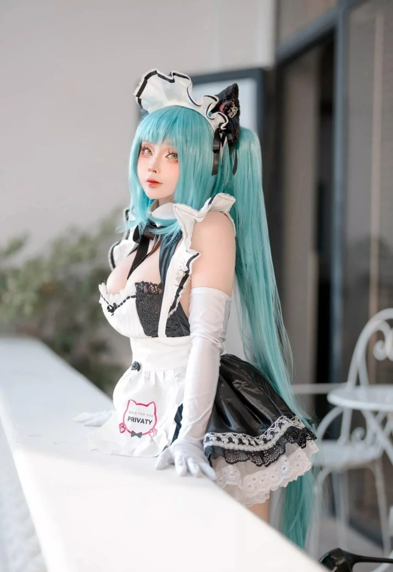 cosplay hầu gái tóc xanh