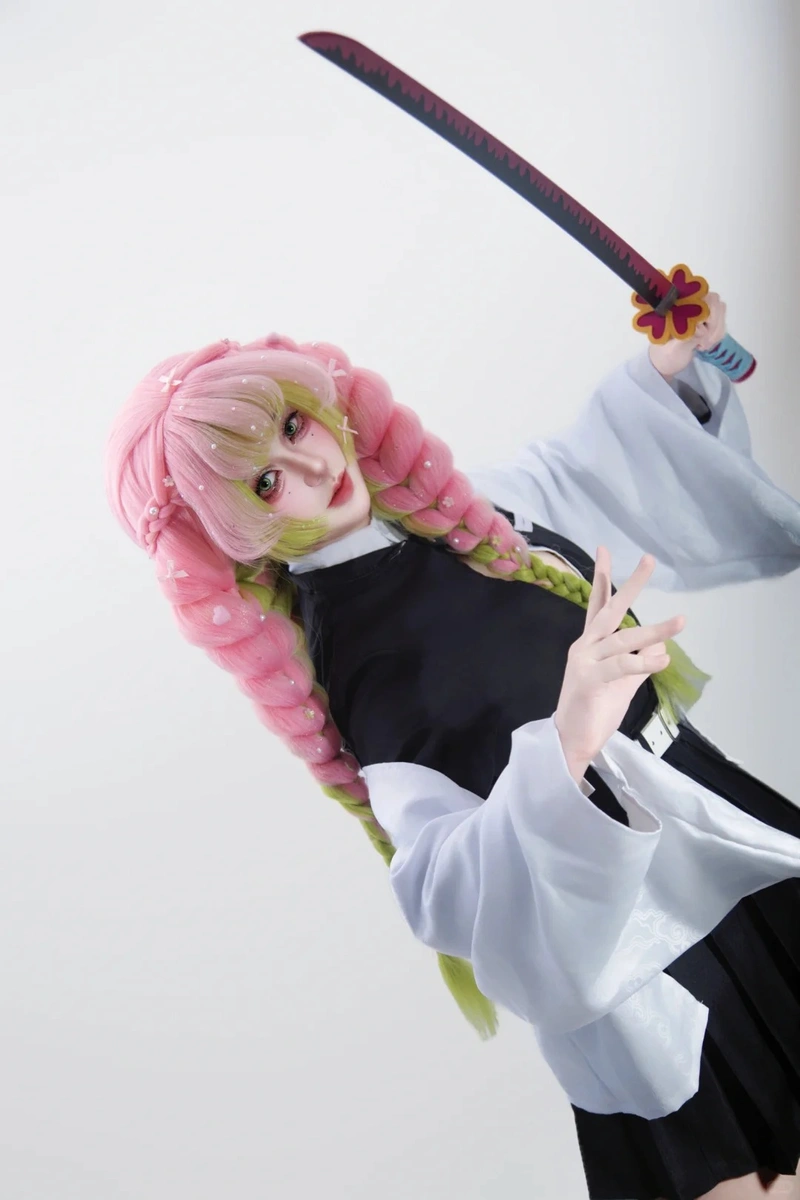 cosplay luyến trụ cầm kiếm