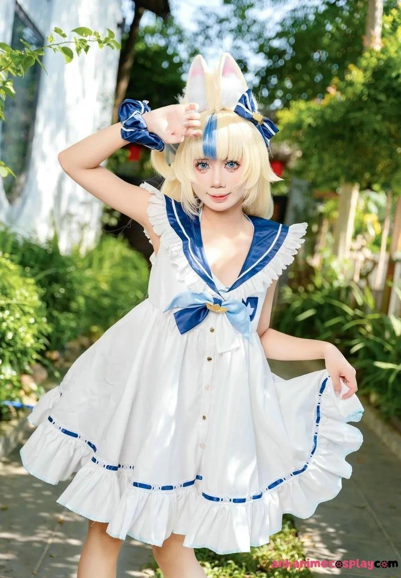 cosplay mèo mặc đồ trắng