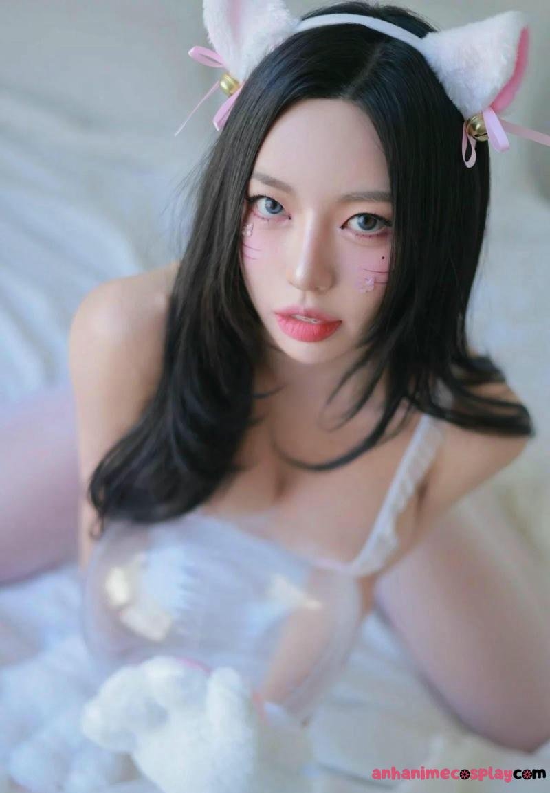 cosplay mèo trắng