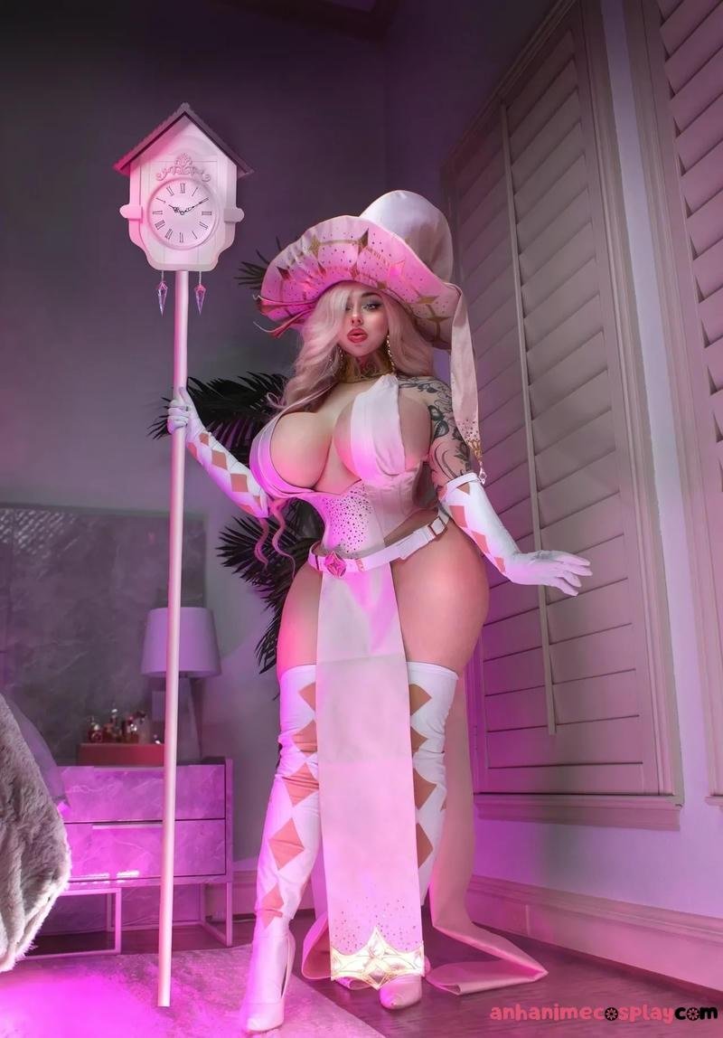 cosplay phù thủy ngực to tròn