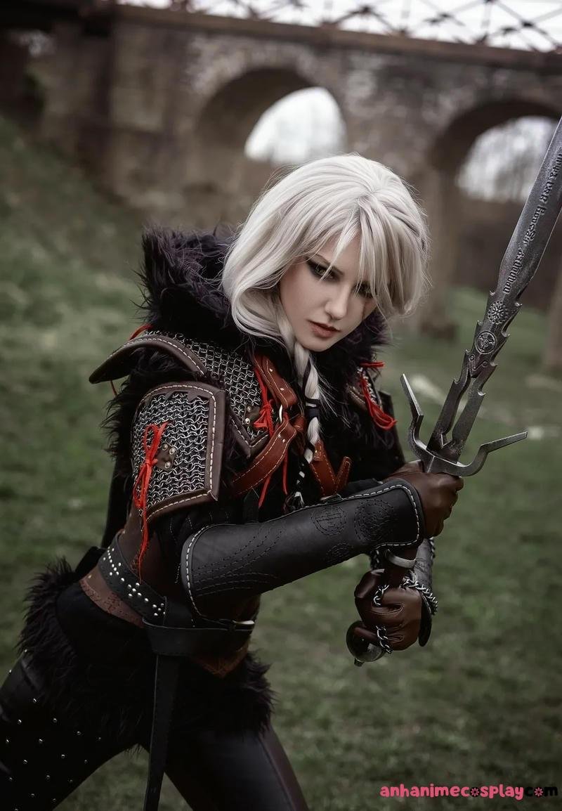 cosplay phù thủy tóc tắng