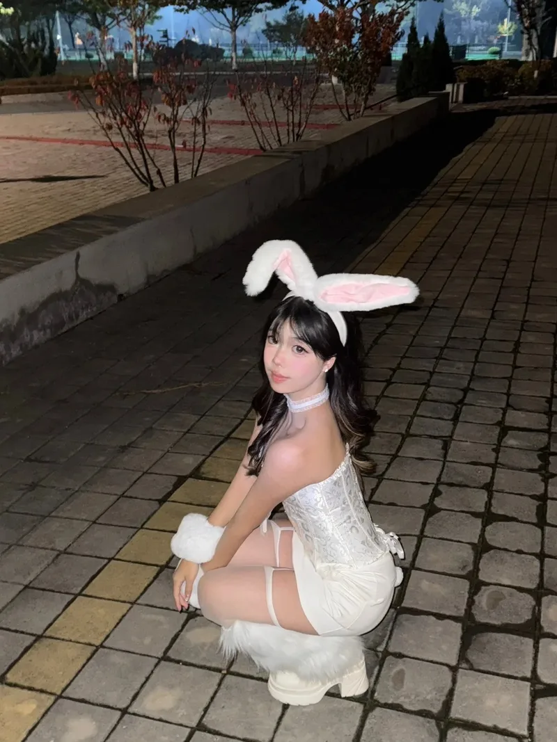 cosplay thỏ tinh nghịch