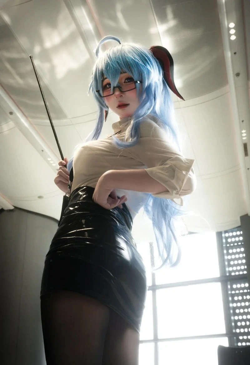 cosplay thư ký anime