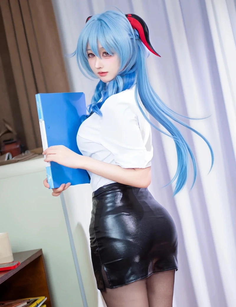 cosplay thư ký hiện đại