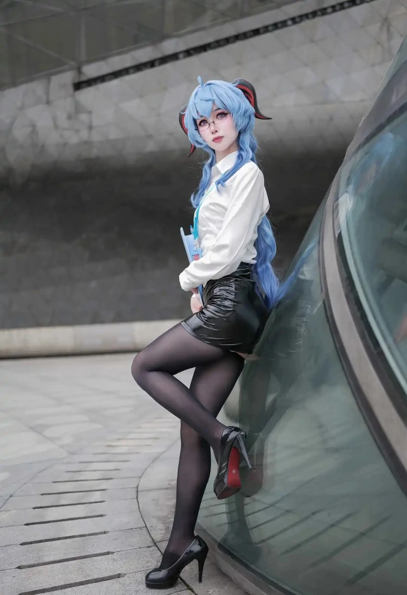cosplay thư ký lung linh