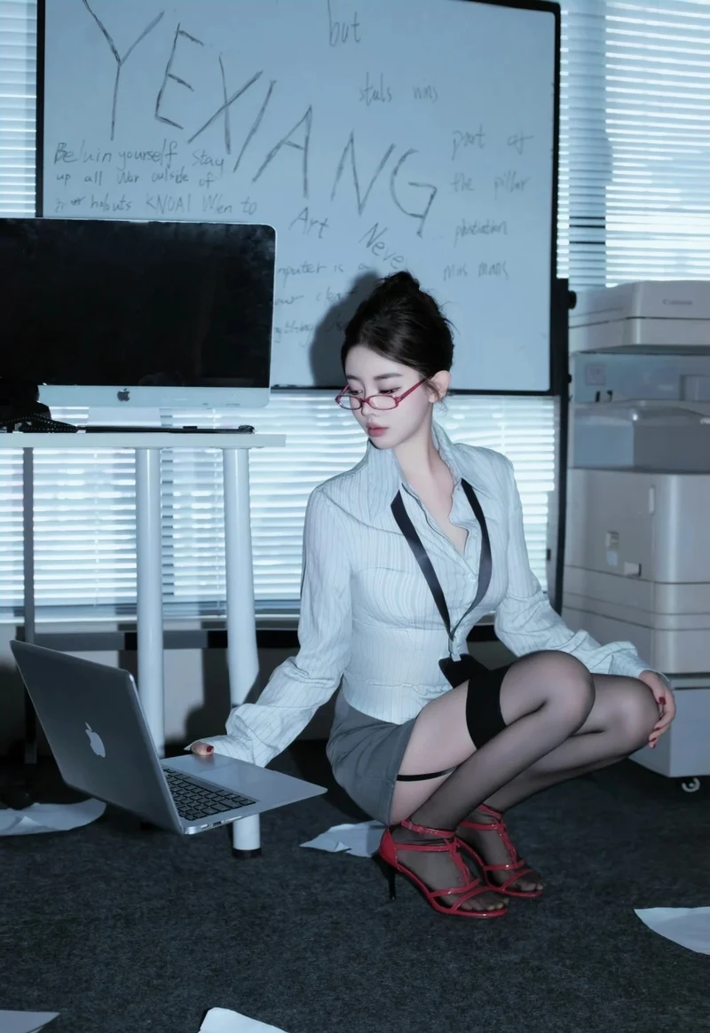 cosplay thư ký nổi tiếng