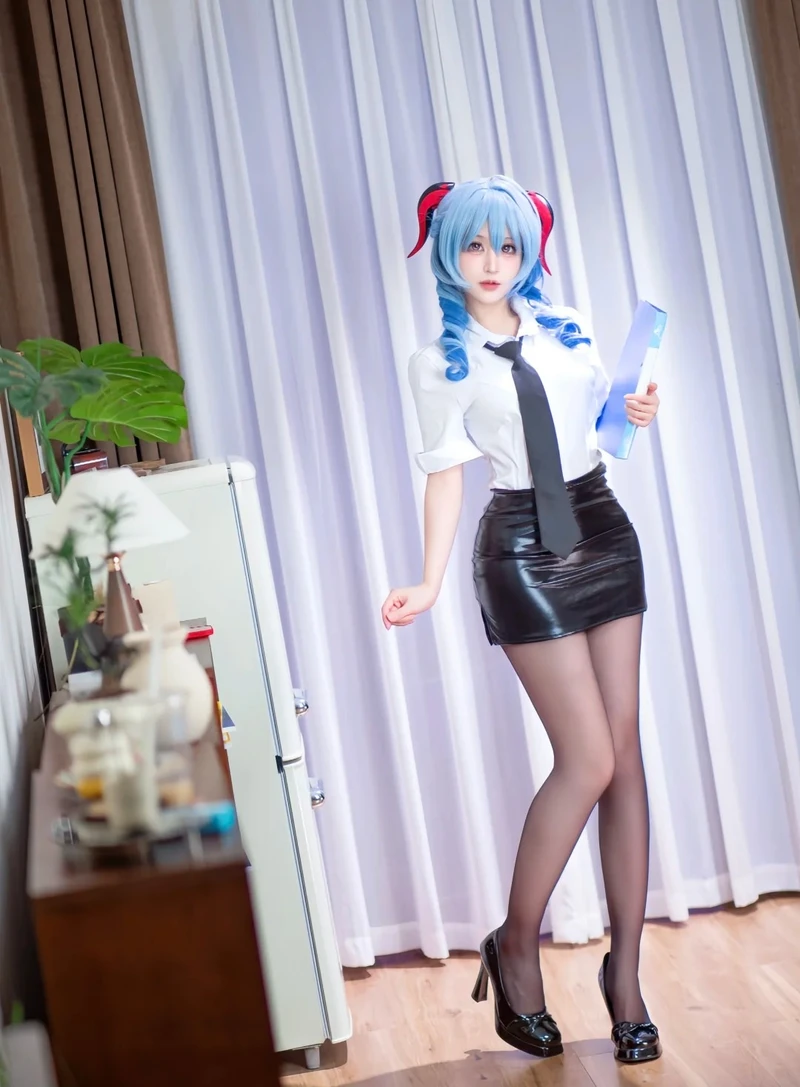 cosplay thư ký thần thái