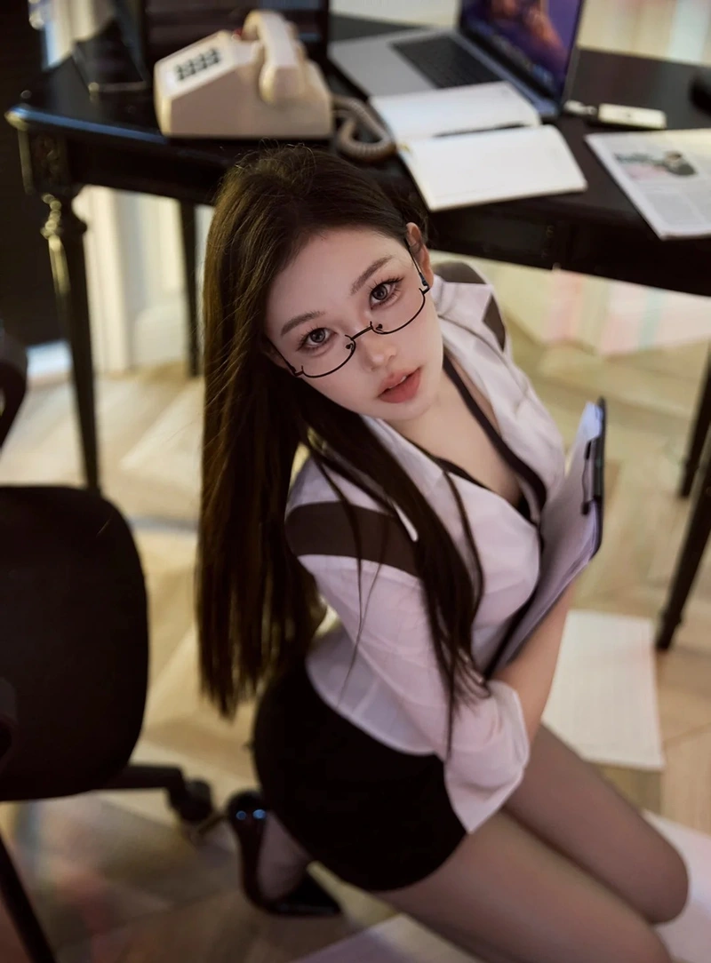 cosplay thư ký trẻ trung