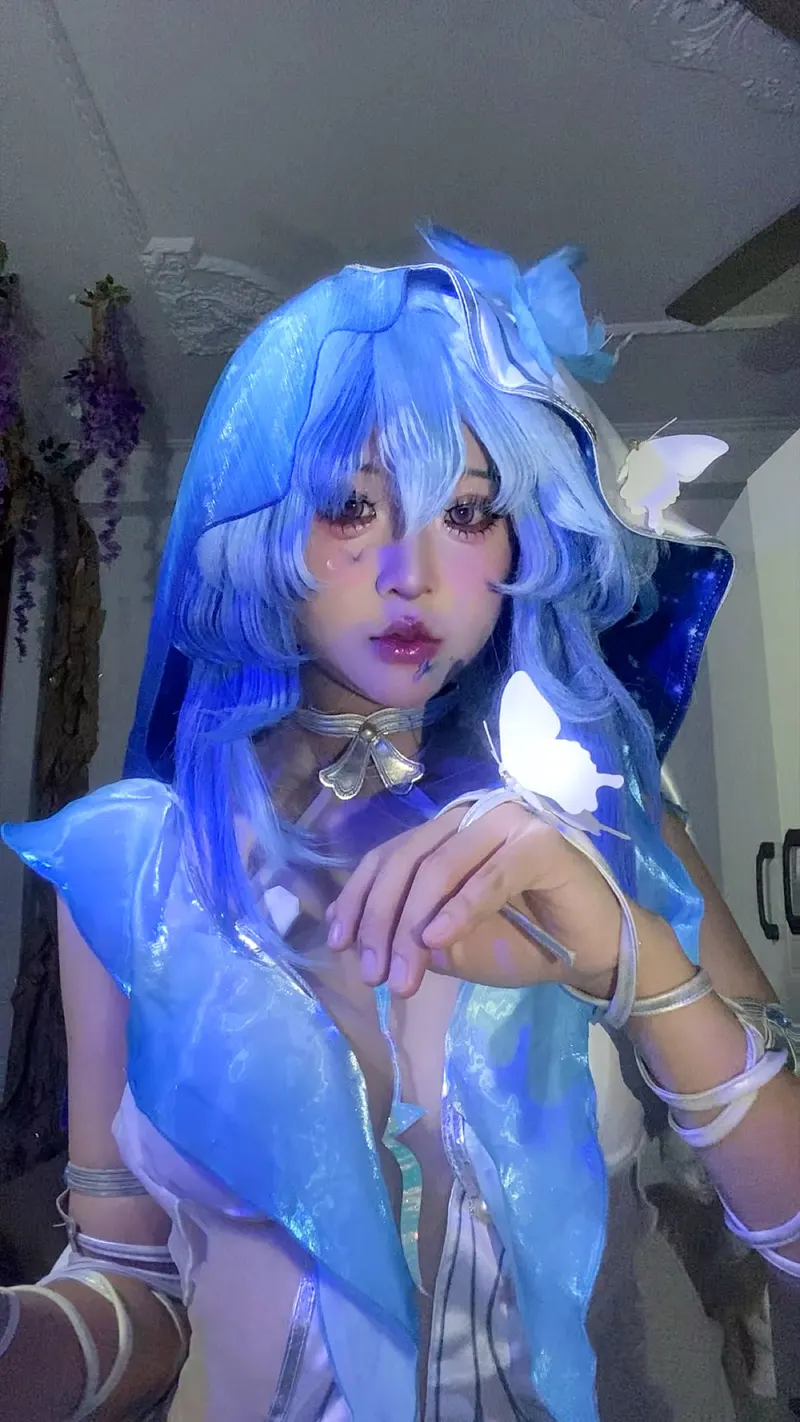 mai phương cosplay để bán quạt