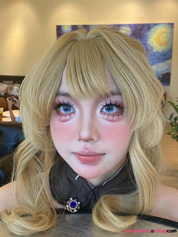 mai phương cosplay mắt xanh