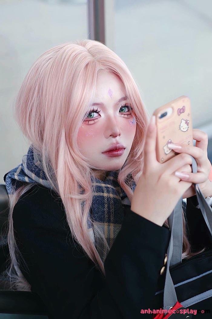 mai phương cosplay tóc hồng