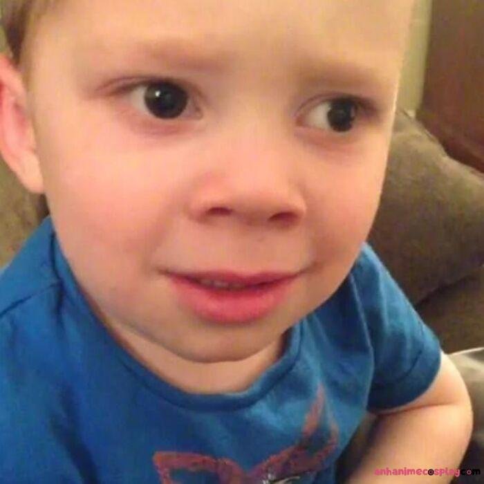 meme cười gượng em bé hài