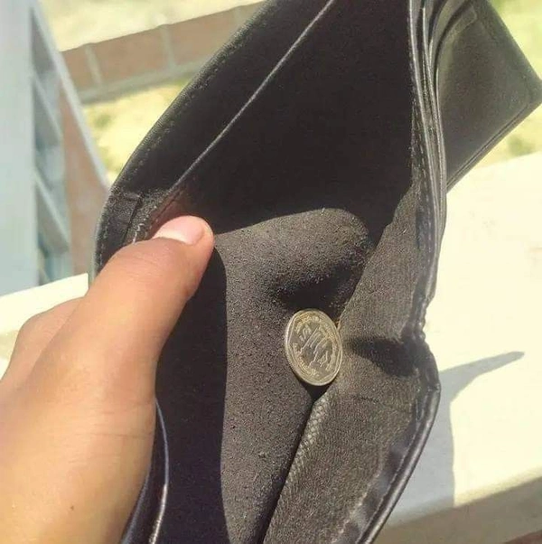 meme ví rỗng ngồi than