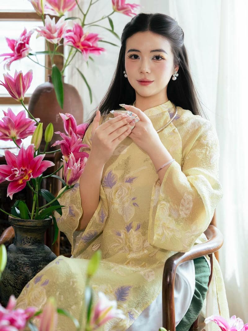 Avatar gái xinh mặc áo dài nhẹ nhàng