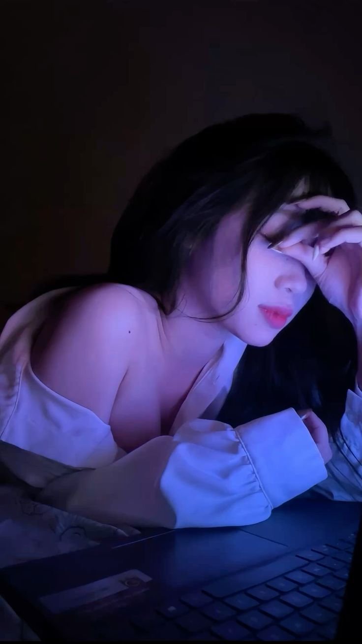 Gái xinh buồn đơn sơ