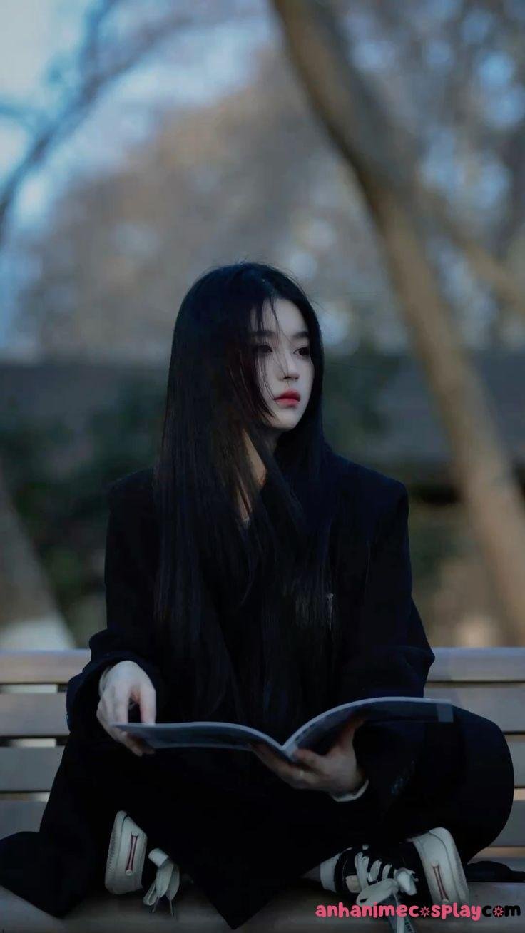 Gái xinh buồn mong manh