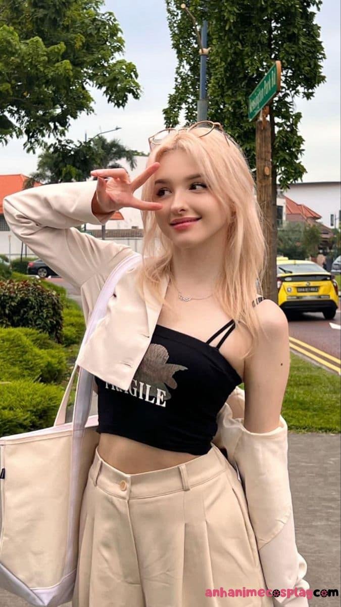 Gái xinh châu âu tóc vàng