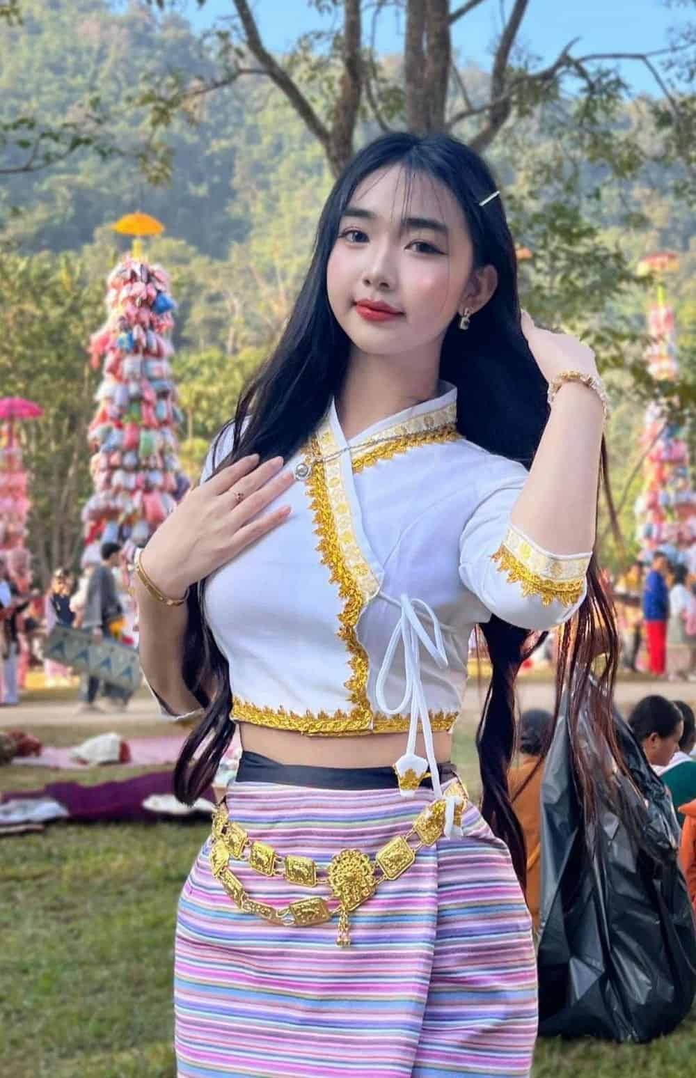 Gái xinh dân tộc duyên.