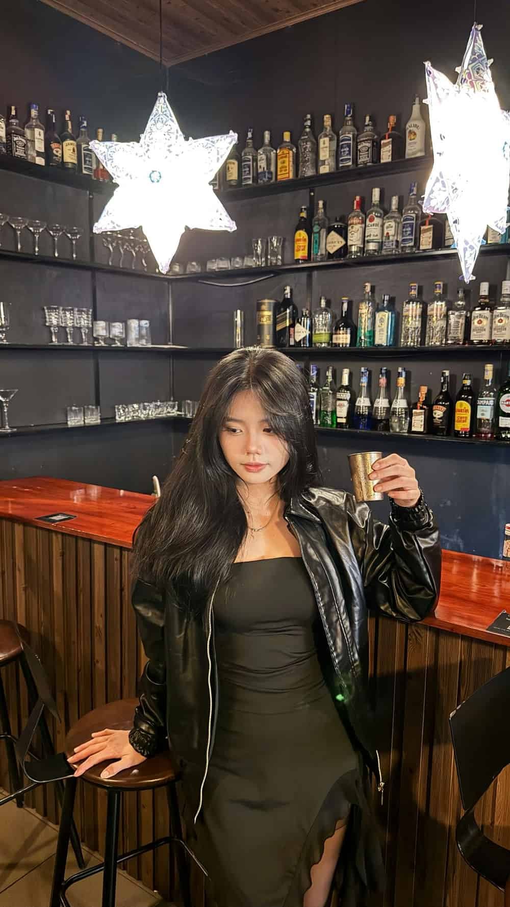 Gái xinh đi bar ngầu