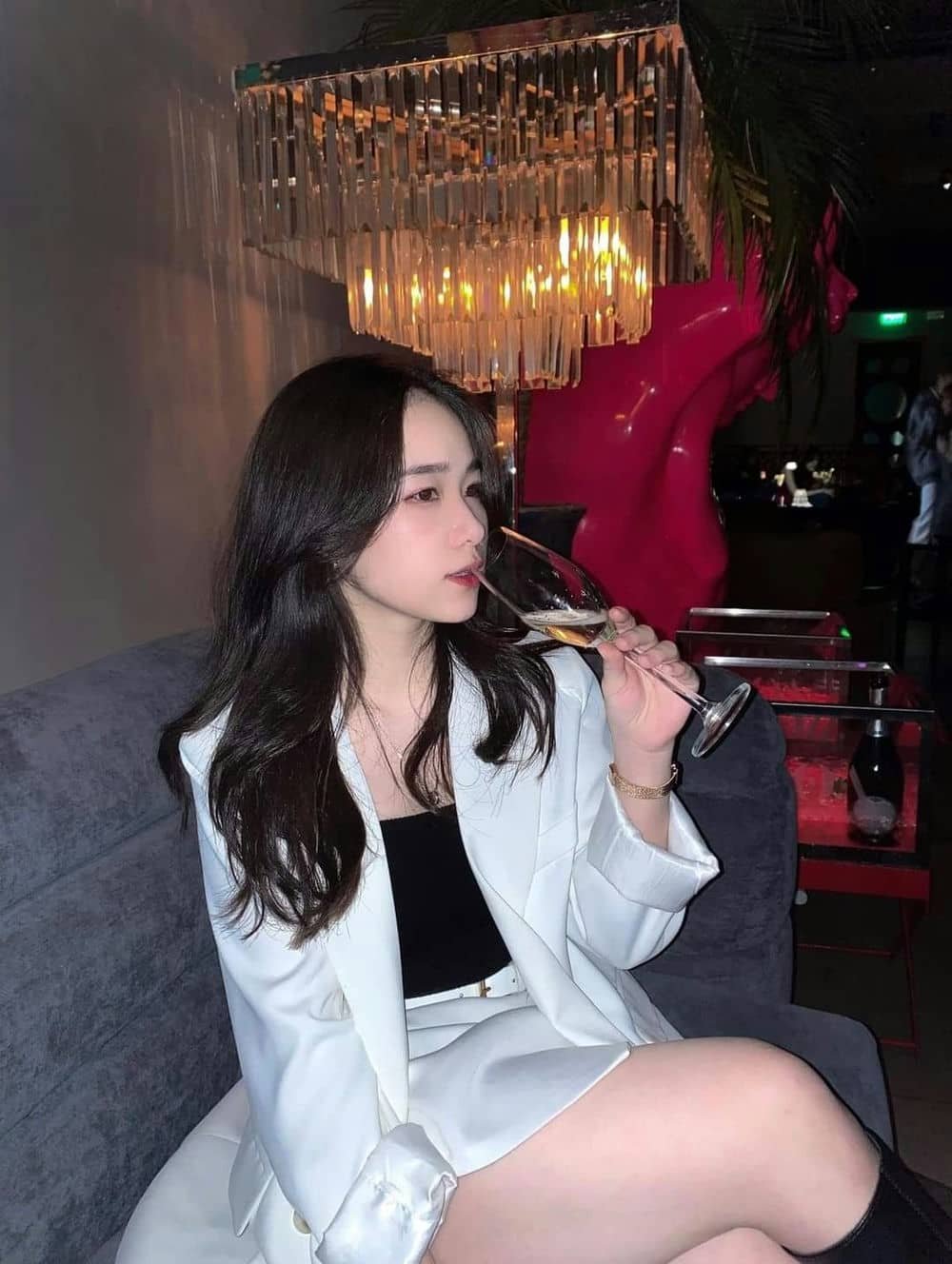 Gái xinh đi bar nổi