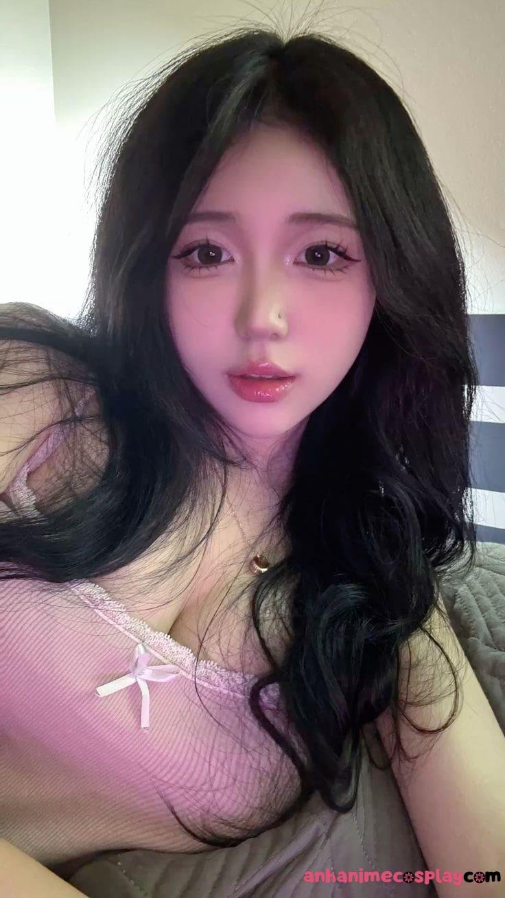 Gái xinh hở hang hút