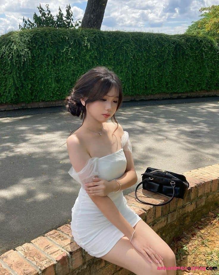 Gái xinh hở hang quyến