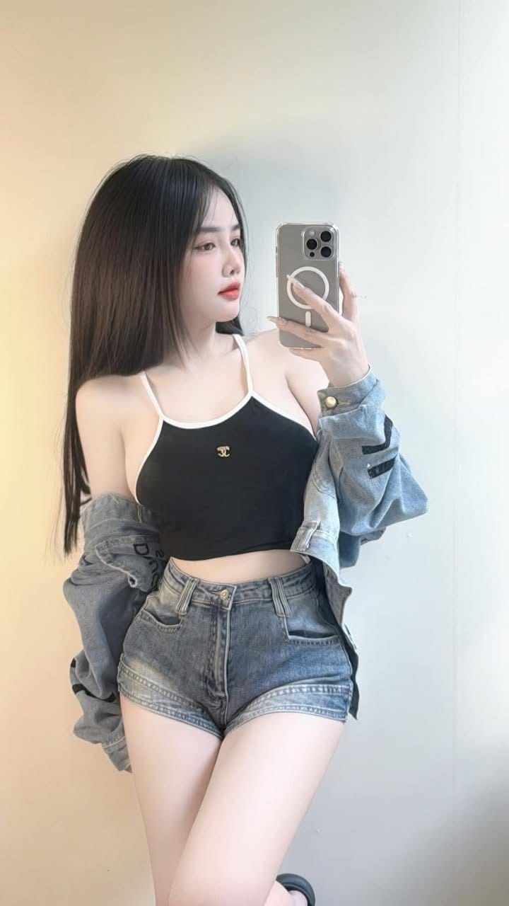 Gái xinh hở hang quyến