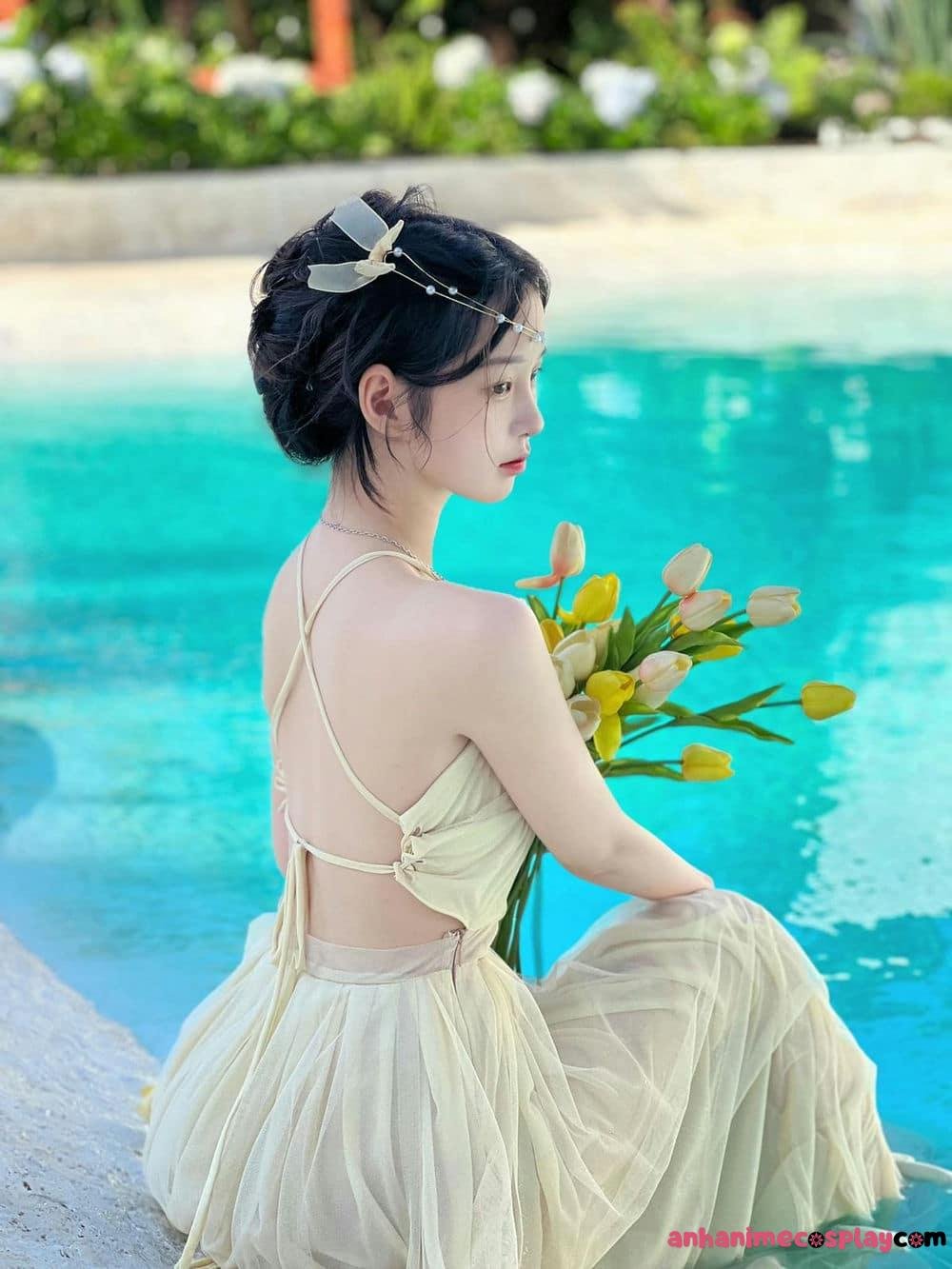 Gái xinh khoe áo yếm