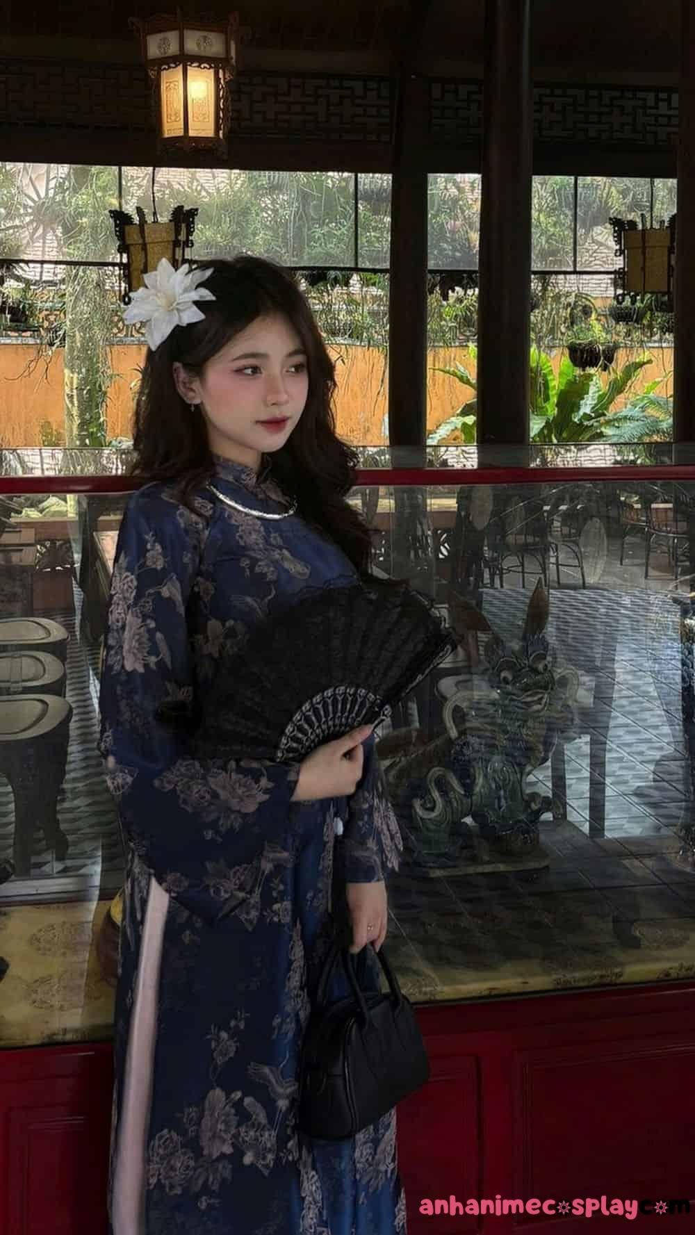 Gái xinh mặc áo dài dịu dàng