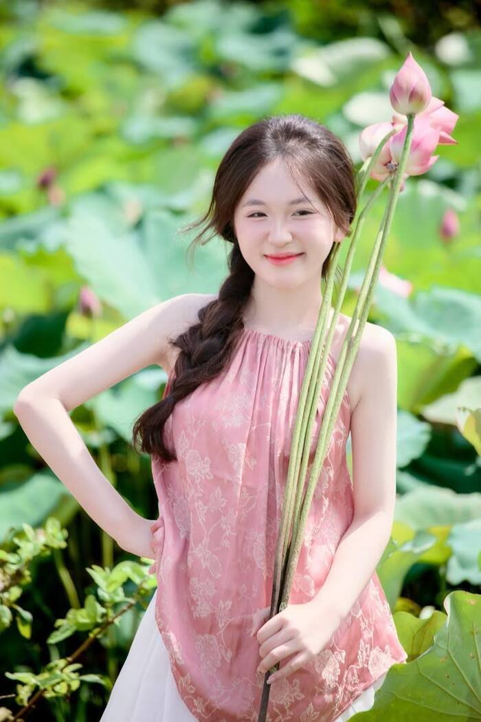 Gái xinh mặc áo yếm 3s full