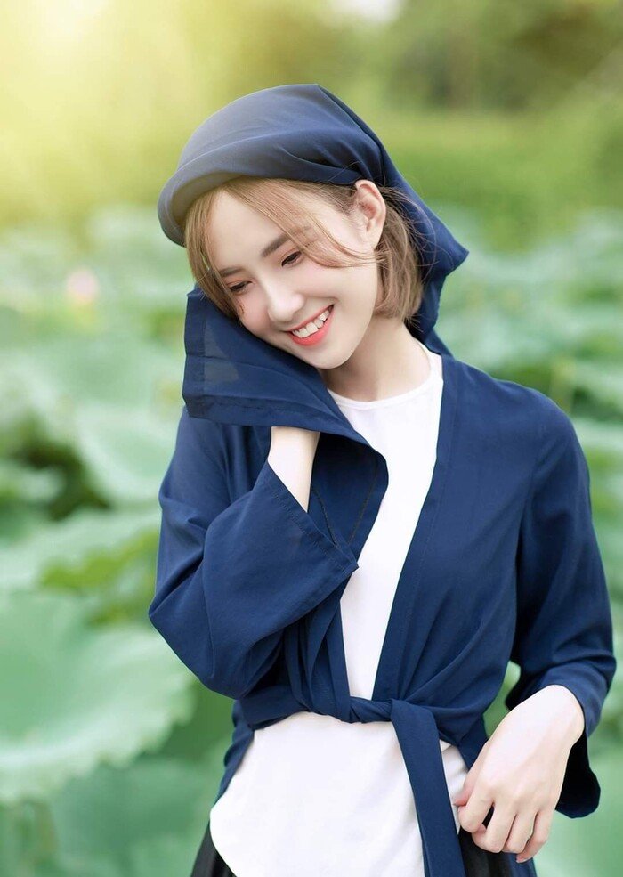 Gái xinh mặc áo yếm 4s full