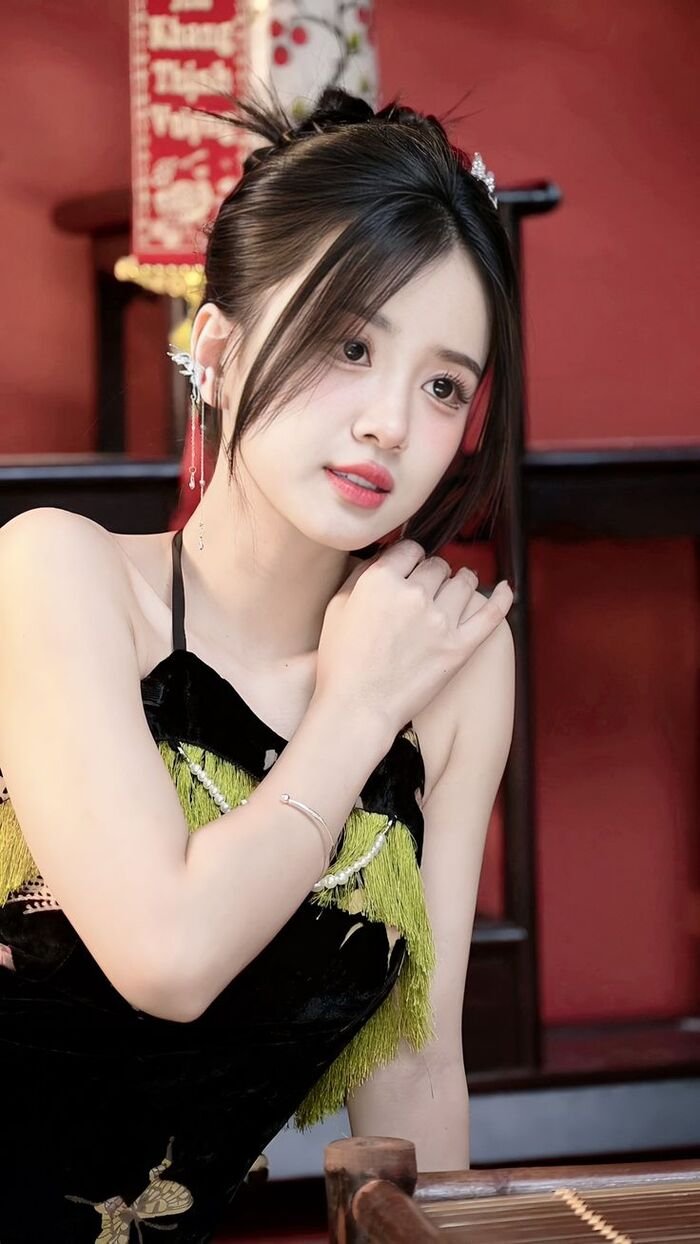 Gái xinh mặc áo yếm 5k