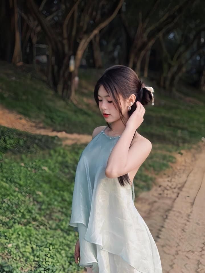 Gái xinh mặc áo yếm cuốn hút