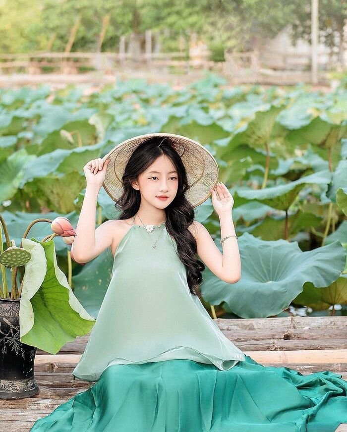 Gái xinh mặc áo yếm full