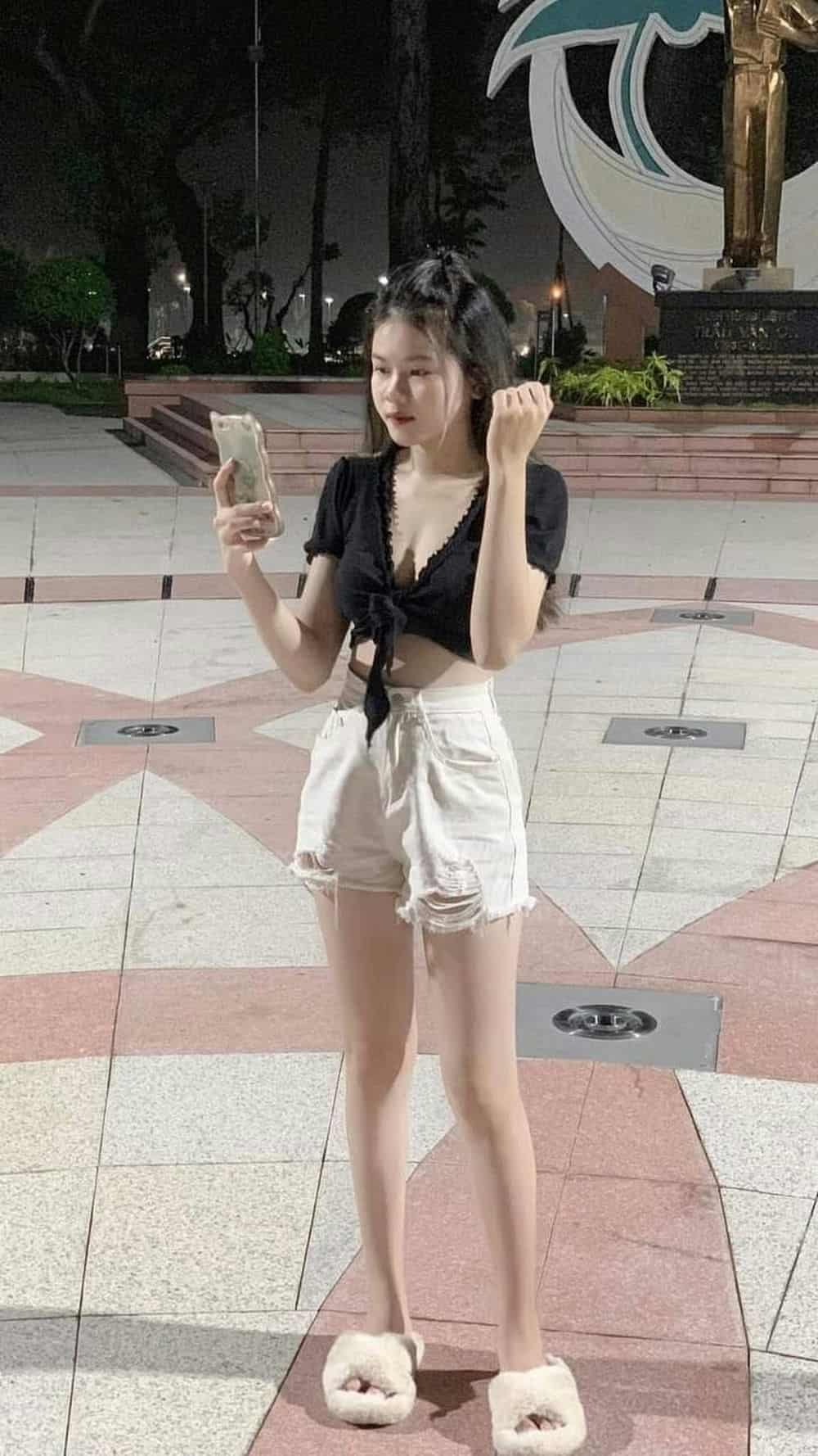 Gái xinh mặc quần ngắn