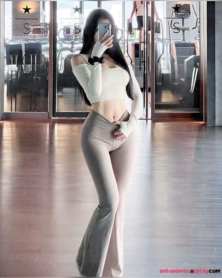 Gái xinh nâng tạ khỏe