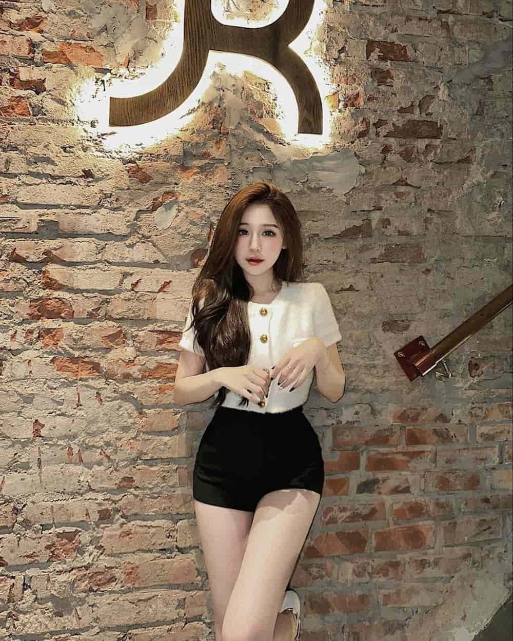 Gái xinh ngắn quần mặc